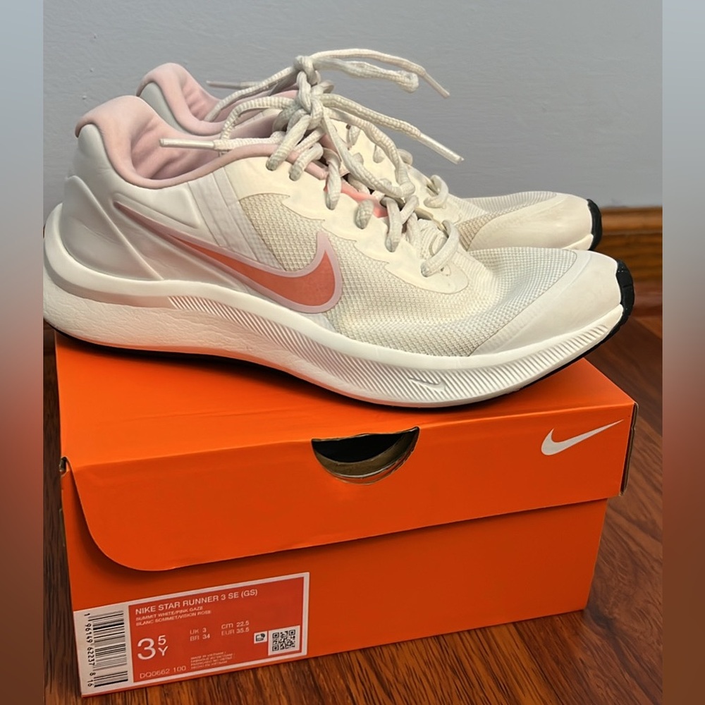 Nike Girl’s Star Runner 3 - White and Pink size 3.5Y